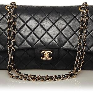 CHANEL AUTHENTIC Vintage Black Quilted Lambsoin Shoulder Bag with Gold Chain Guc